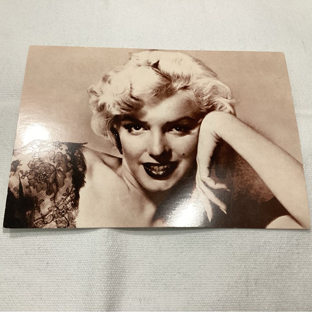 Marilyn Monroe. FC-62 Ludlow vintage postcard.  Pre-owned.